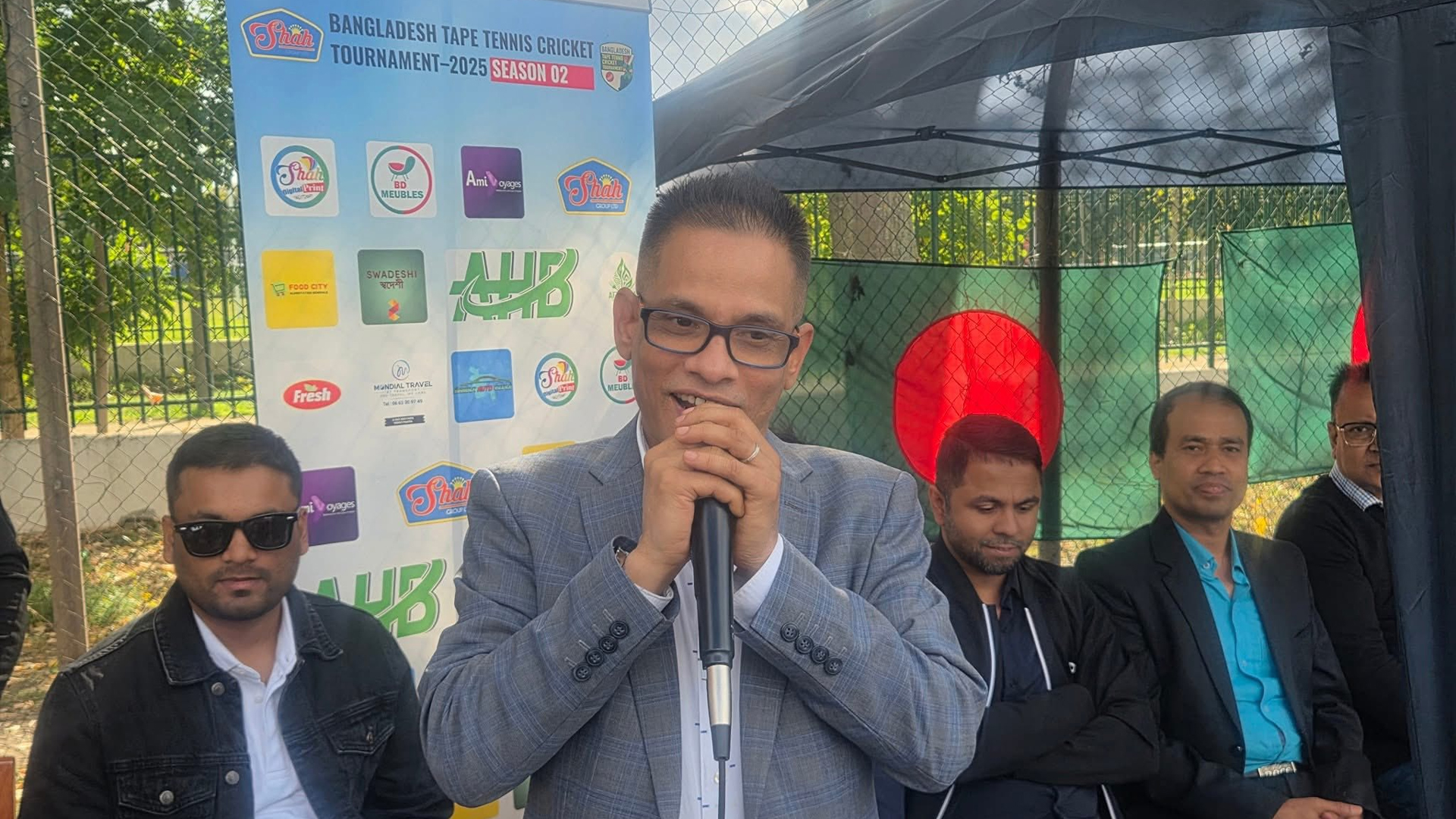 প‍্যারিসে বৃহৎ টেপ টেনিস ক্রিকেট টুর্নামেন্টের জমজমাট ফাইনাল সম্পন্ন