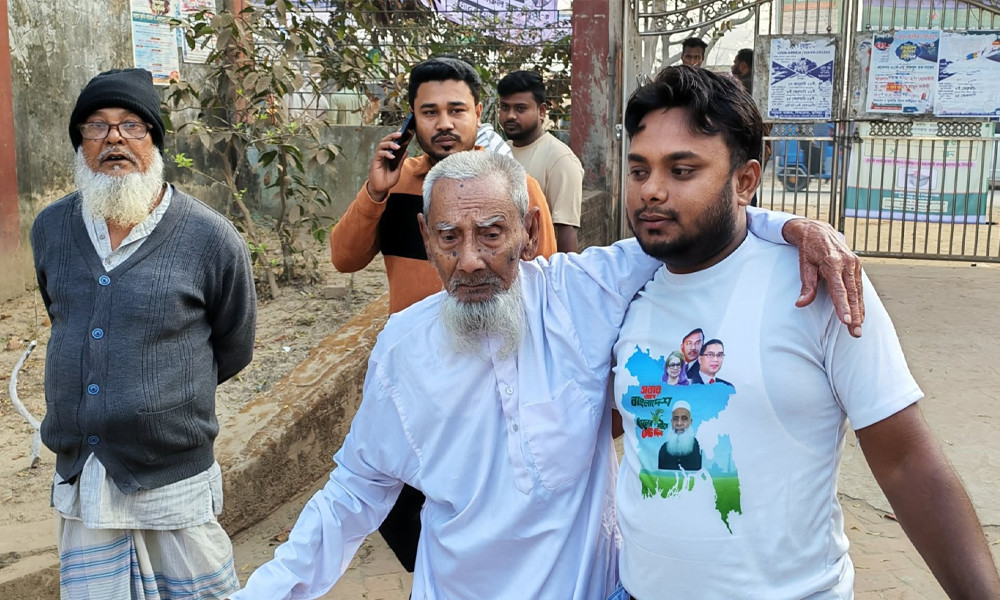 ভোট দিয়ে খুশি ১১০ বছরের বৃদ্ধ হাফিজুর